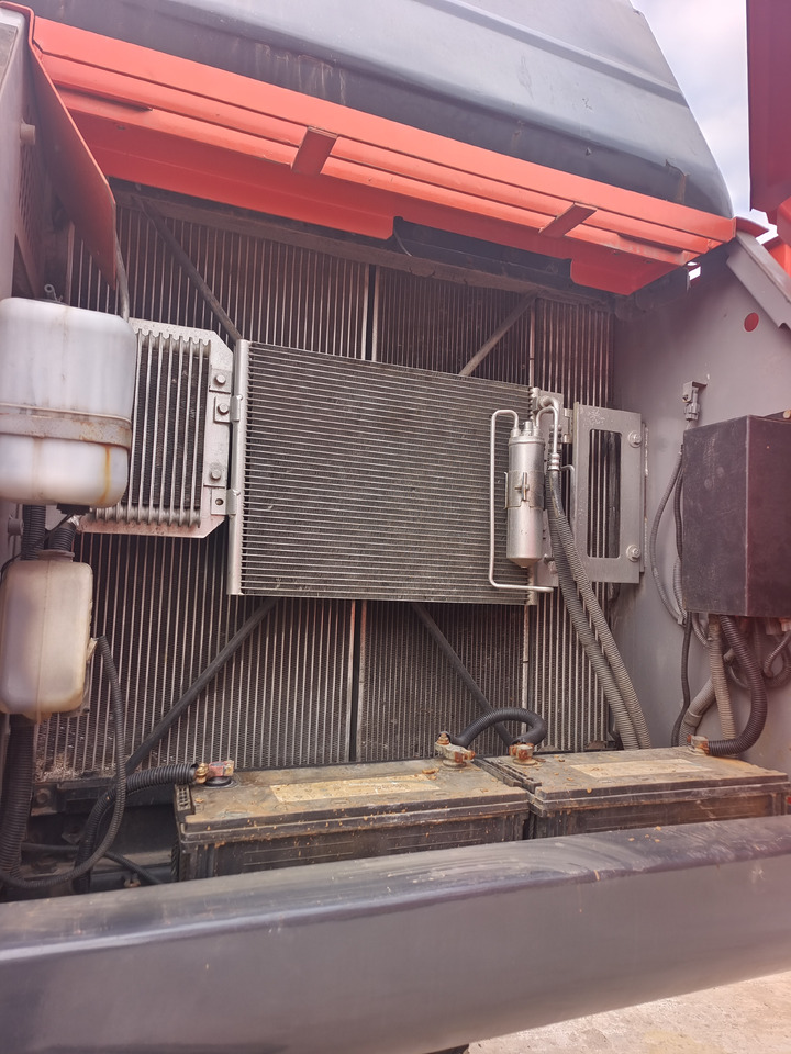 HITACHI ZX200 - 履带式挖掘机:图5 HITACHI ZX200 - 履带式挖掘机:图5