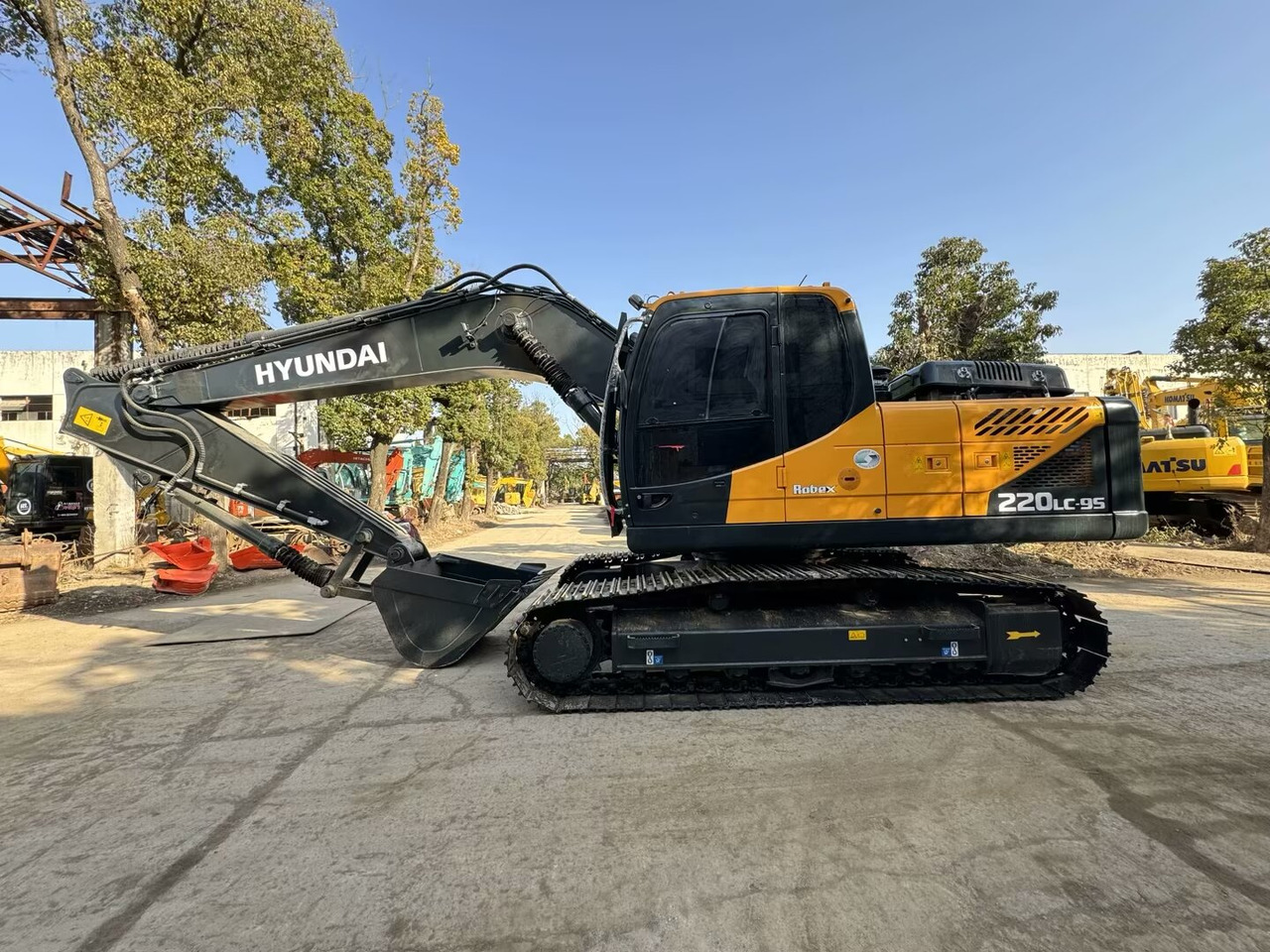 HYUNDAI 220LC - 9S 220LC-9T 305LC-9S 330LC-9S - 履带式挖掘机:图1 HYUNDAI 220LC - 9S 220LC-9T 305LC-9S 330LC-9S - 履带式挖掘机:图1