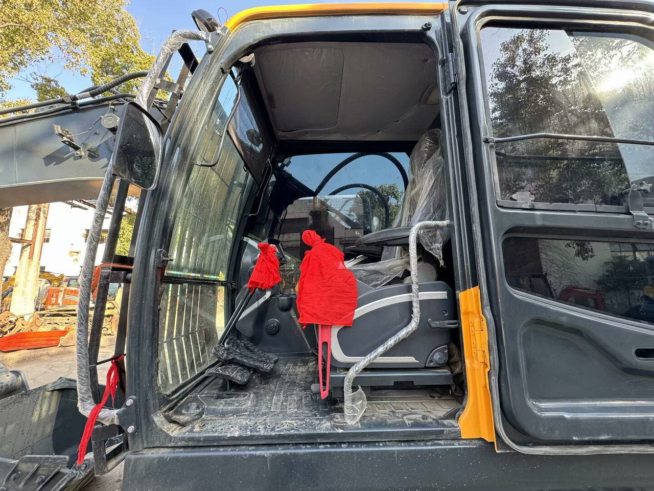 HYUNDAI 220LC - 9S 220LC-9T 305LC-9S 330LC-9S - 履带式挖掘机:图3 HYUNDAI 220LC - 9S 220LC-9T 305LC-9S 330LC-9S - 履带式挖掘机:图3