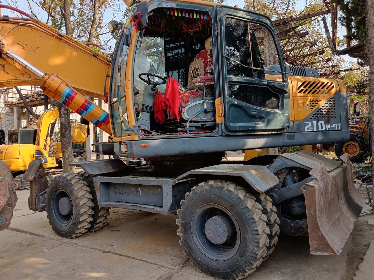 HYUNDAI R 210W-9 - 轮式挖掘机:图4 HYUNDAI R 210W-9 - 轮式挖掘机:图4