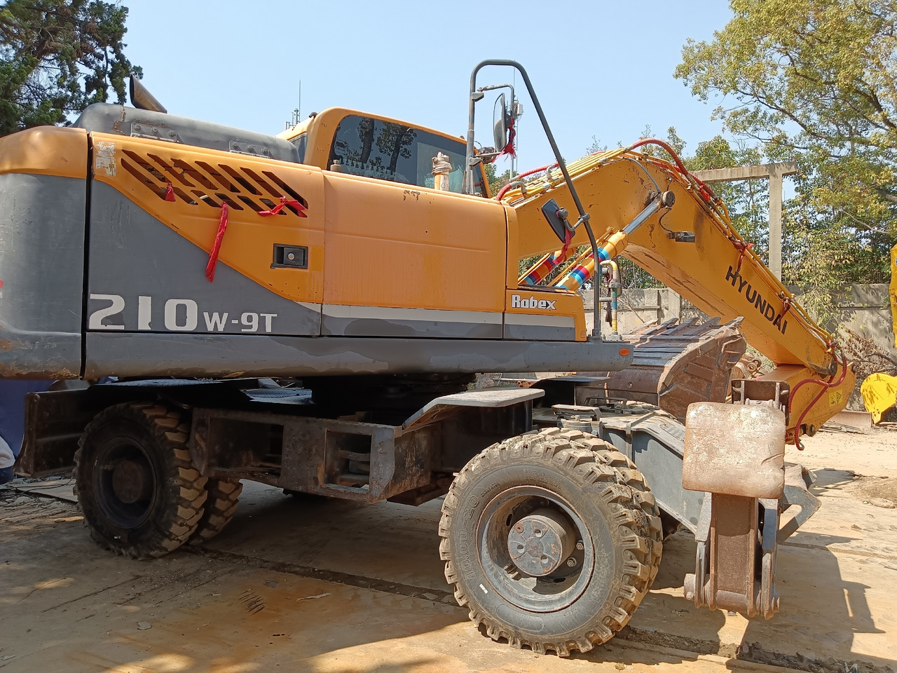 HYUNDAI R 210W-9 - 轮式挖掘机:图1 HYUNDAI R 210W-9 - 轮式挖掘机:图1