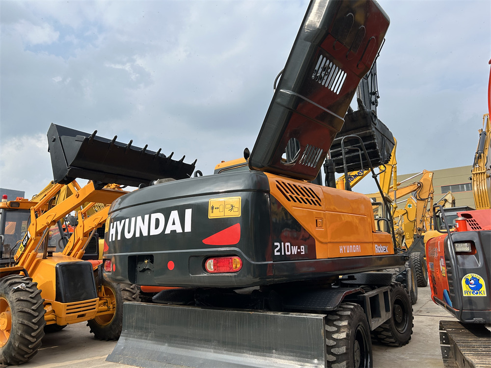 HYUNDAI R210W-9S 210W - 9 S 210W-9T - 轮式挖掘机:图1 HYUNDAI R210W-9S 210W - 9 S 210W-9T - 轮式挖掘机:图1