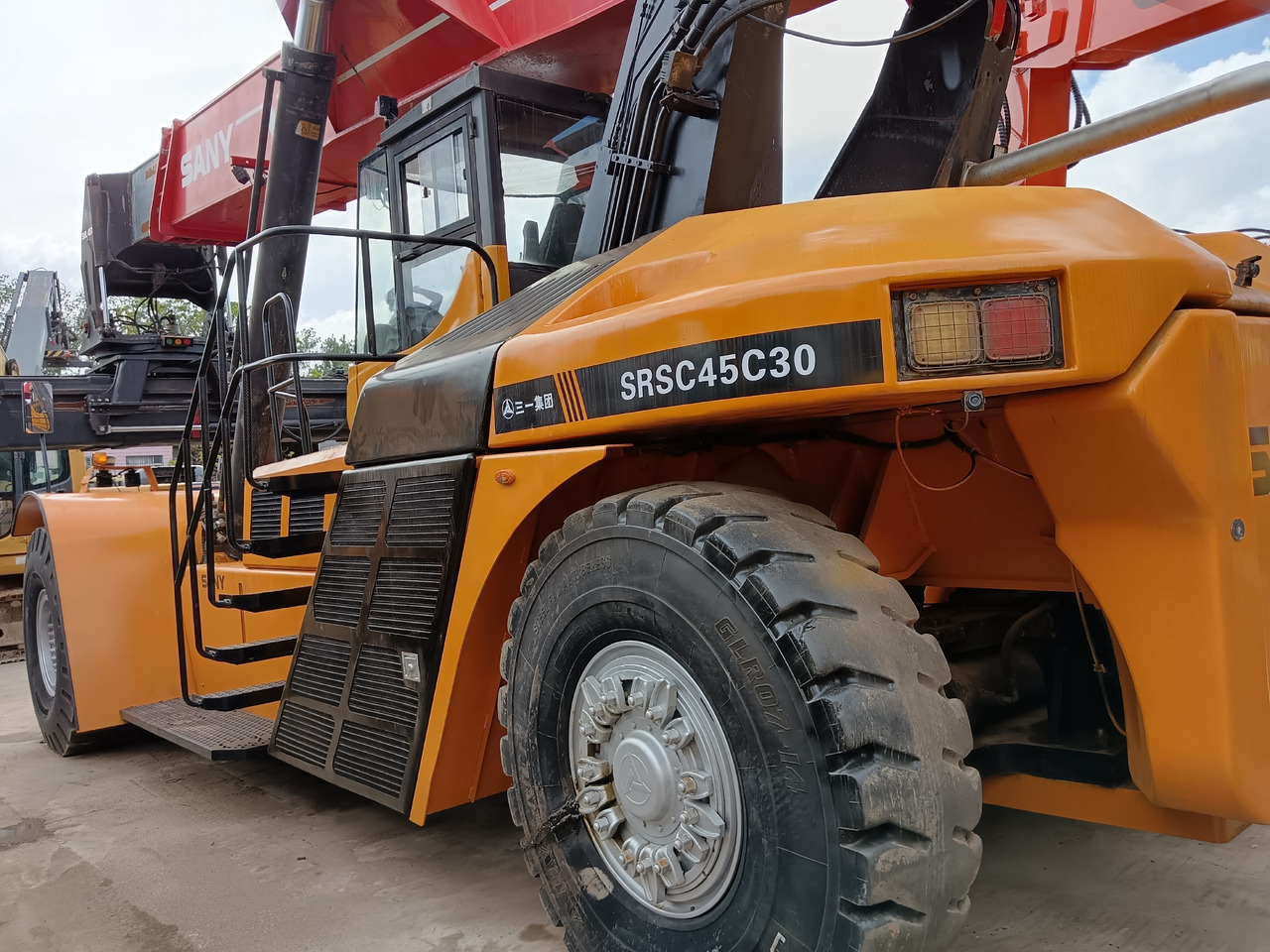 SANY SRSC45C30 REACH STACKER - 前移式堆垛机:图1 SANY SRSC45C30 REACH STACKER - 前移式堆垛机:图1