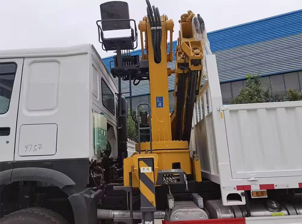 SINOTRUK HOWO 8 TON Knuckle Boom Crane TRUCK MOUNTED CRANE - 起重车:图3 SINOTRUK HOWO 8 TON Knuckle Boom Crane TRUCK MOUNTED CRANE - 起重车:图3