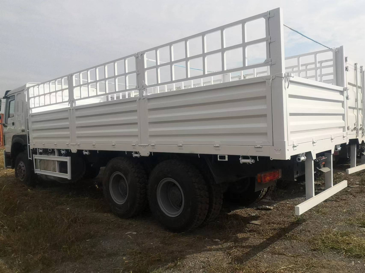 SINOTRUK HOWO LIVESTOCK DUMP TRUCK WITH FENCE - 牲畜运输车:图4 SINOTRUK HOWO LIVESTOCK DUMP TRUCK WITH FENCE - 牲畜运输车:图4