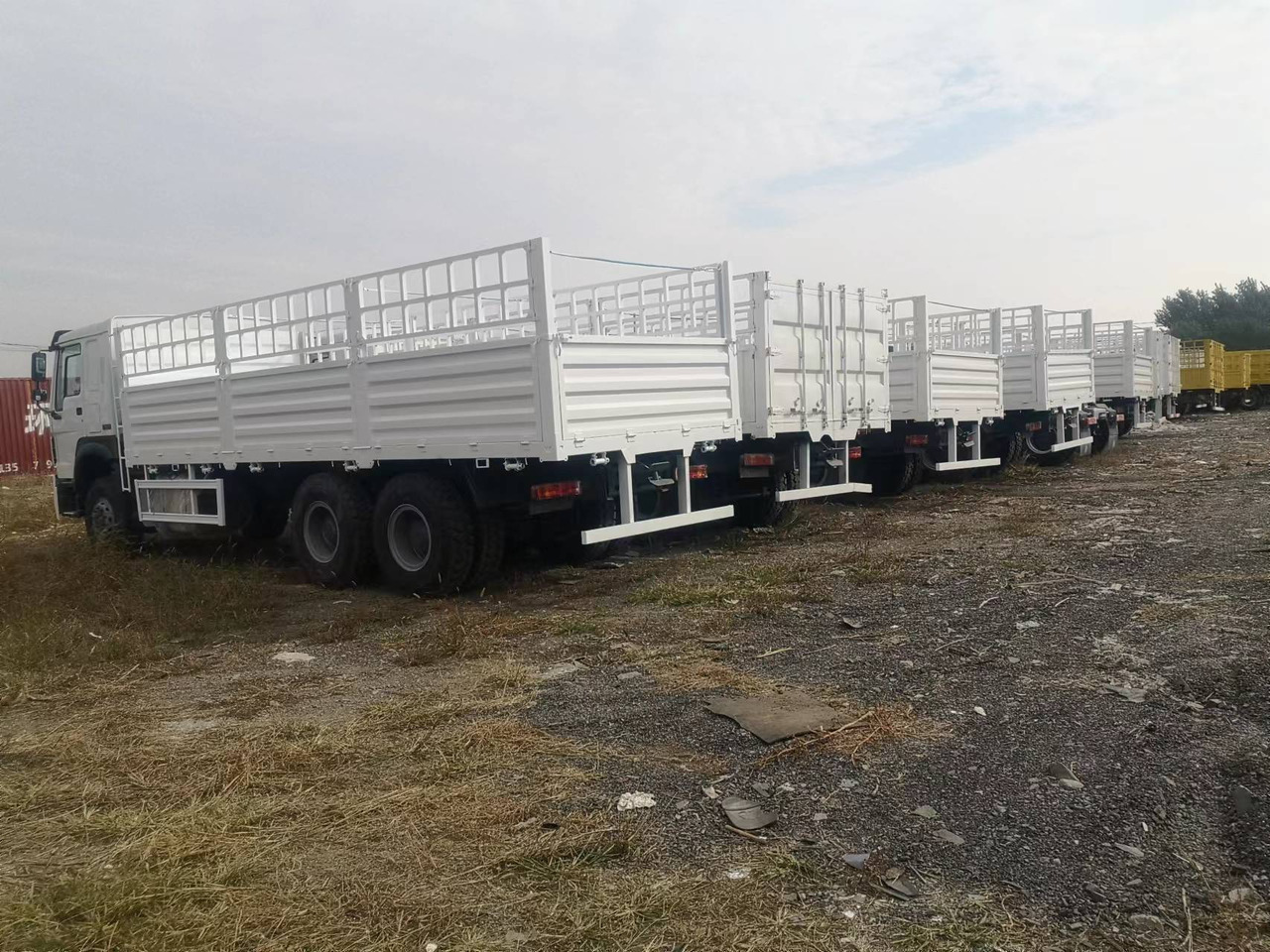 SINOTRUK HOWO LIVESTOCK DUMP TRUCK WITH FENCE - 翻斗车:图2 SINOTRUK HOWO LIVESTOCK DUMP TRUCK WITH FENCE - 翻斗车:图2