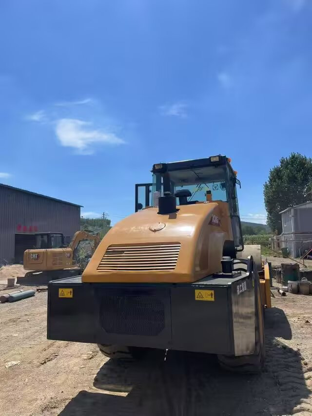 XCMG XS222J XS223J - 压路机:图5 XCMG XS222J XS223J - 压路机:图5