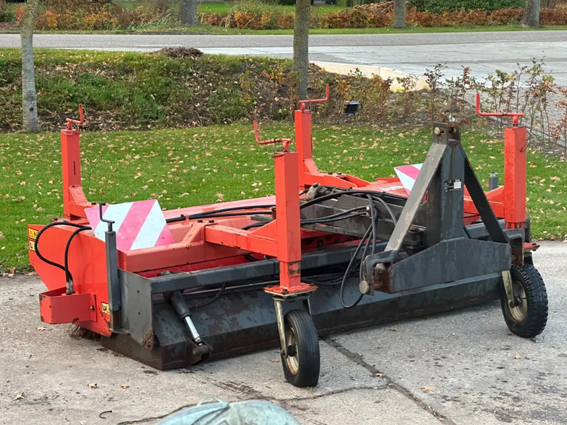 Hekamp Veegmachine met opvangbak Hydraulisch borstel - 拖拉机:图1 Hekamp Veegmachine met opvangbak Hydraulisch borstel - 拖拉机:图1