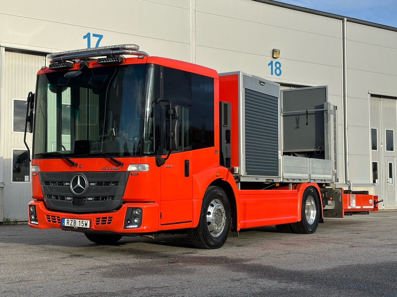 TMA-bil Mercedes-Benz Econic 1827 4x2 -2021 | Hiab-kran - 栏板式/ 平板卡车, 起重车:图1 TMA-bil Mercedes-Benz Econic 1827 4x2 -2021 | Hiab-kran - 栏板式/ 平板卡车, 起重车:图1