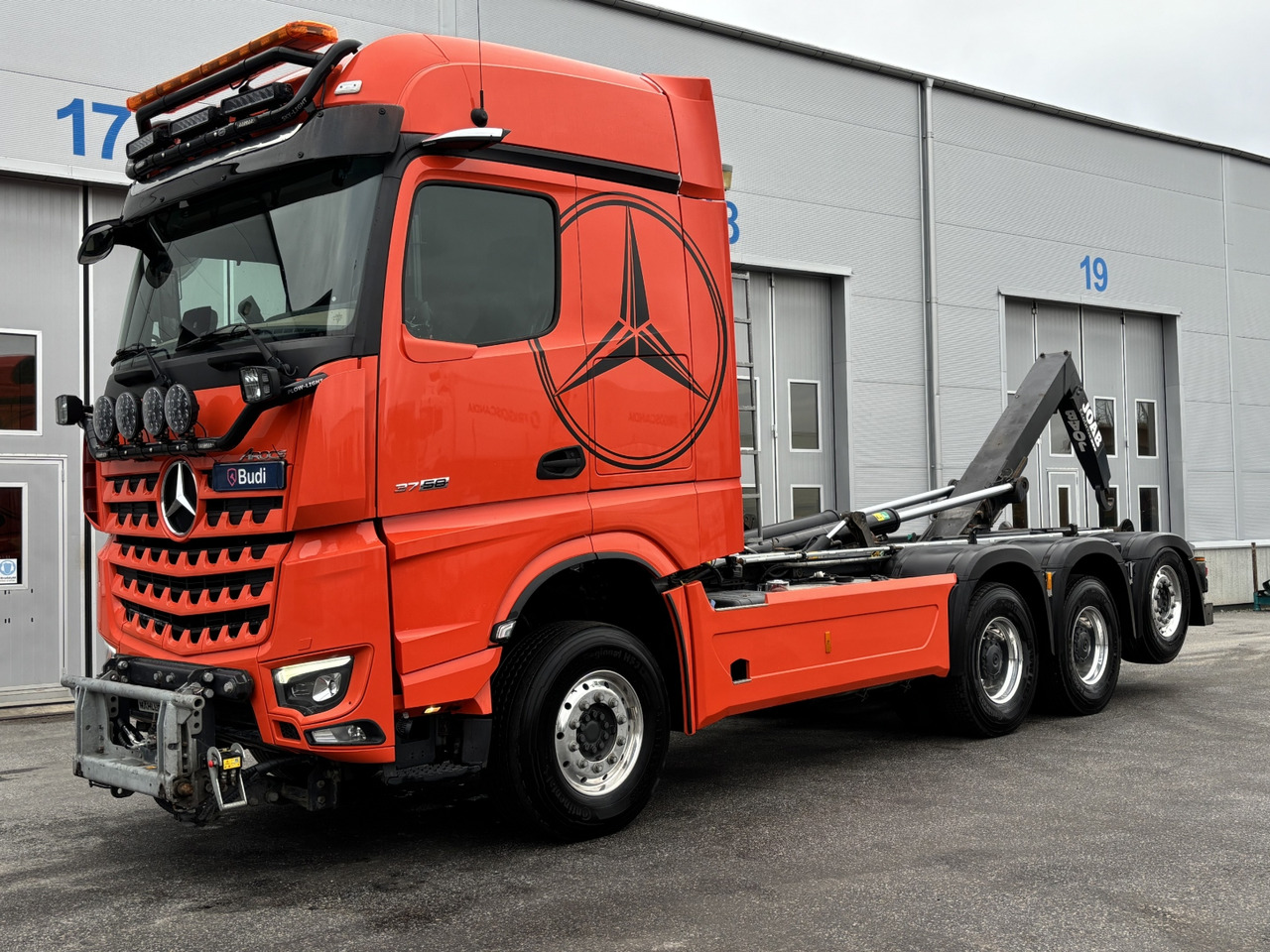 Tridemväxlare Mercedes-Benz Arocs 3758 -2023 | JOAB L24 | Plogutrustad - 吊钩升降车:图1 Tridemväxlare Mercedes-Benz Arocs 3758 -2023 | JOAB L24 | Plogutrustad - 吊钩升降车:图1