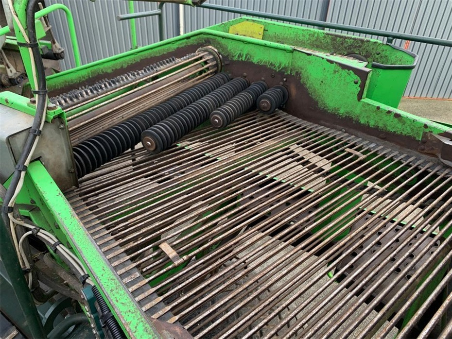 马铃薯收获机 AVR
8200 Spirit Ekstra aksel med hjultræk:图19 马铃薯收获机 AVR
8200 Spirit Ekstra aksel med hjultræk:图19