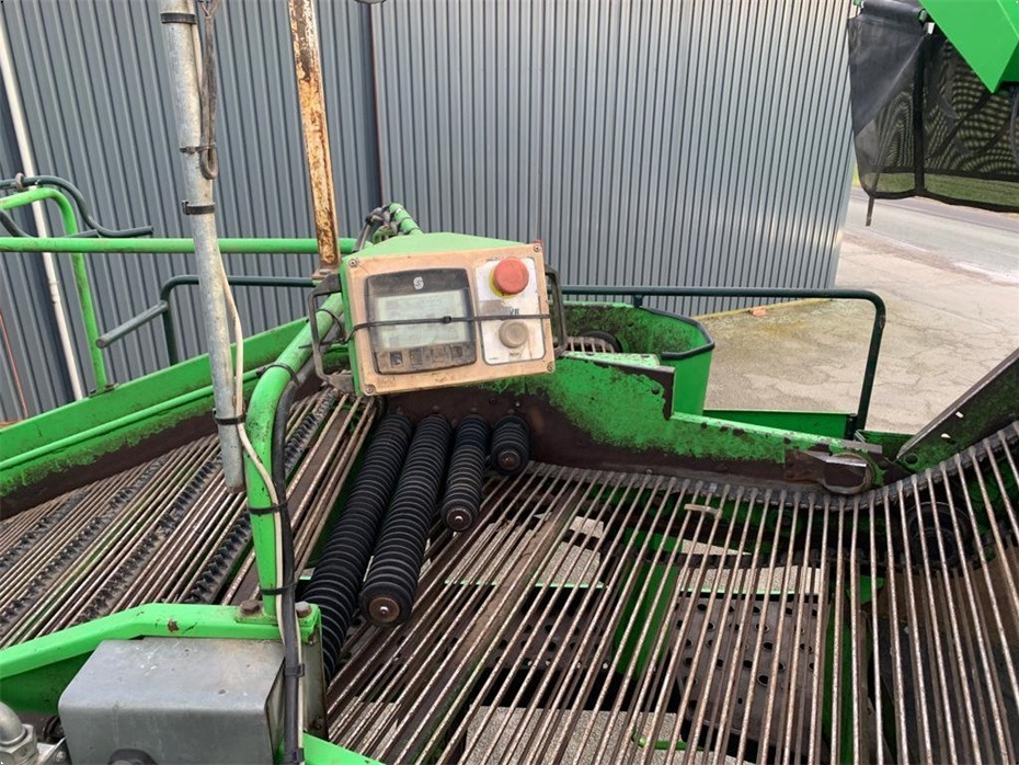 马铃薯收获机 AVR
8200 Spirit Ekstra aksel med hjultræk:图20 马铃薯收获机 AVR
8200 Spirit Ekstra aksel med hjultræk:图20