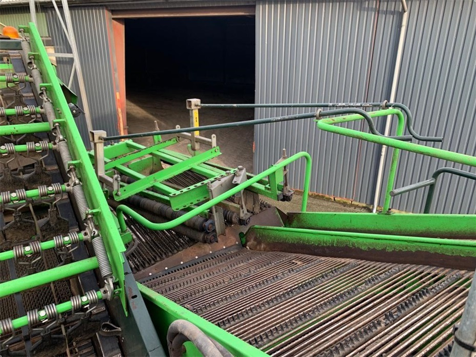 马铃薯收获机 AVR
8200 Spirit Ekstra aksel med hjultræk:图18 马铃薯收获机 AVR
8200 Spirit Ekstra aksel med hjultræk:图18