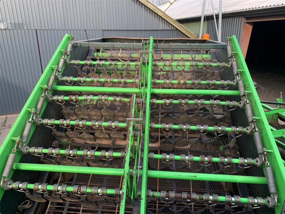 马铃薯收获机 AVR
8200 Spirit Ekstra aksel med hjultræk:图16 马铃薯收获机 AVR
8200 Spirit Ekstra aksel med hjultræk:图16