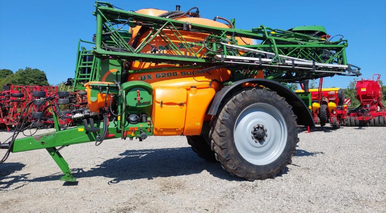 Amazone UX 6200 SUPER - 36-30-24m - 牵引式喷雾机:图1 Amazone UX 6200 SUPER - 36-30-24m - 牵引式喷雾机:图1