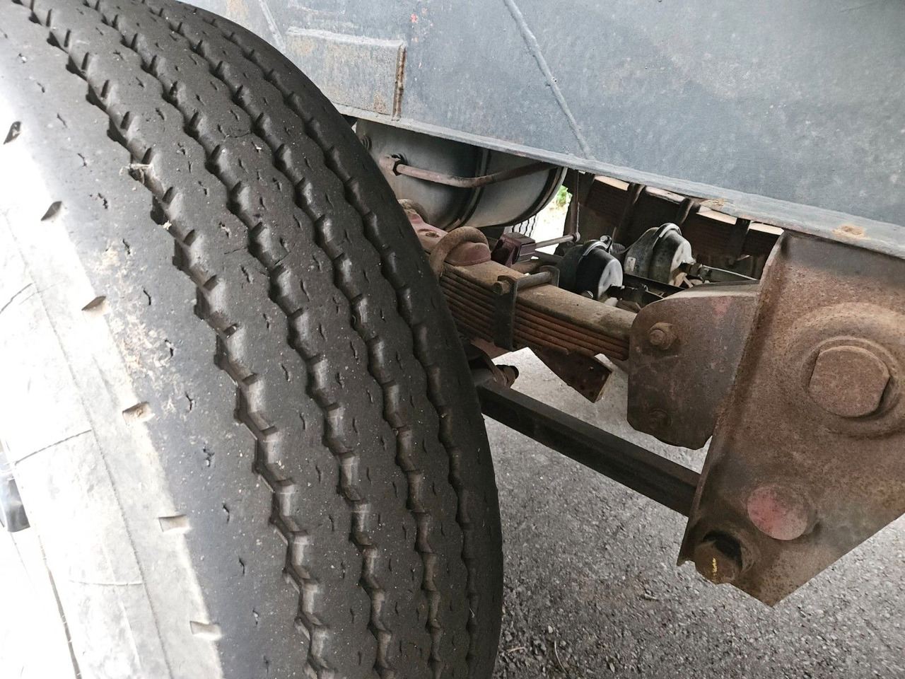 Kässbohrer Silo Güllefaß 33m³ Blattfederung - 筒仓拖车:图4 Kässbohrer Silo Güllefaß 33m³ Blattfederung - 筒仓拖车:图4