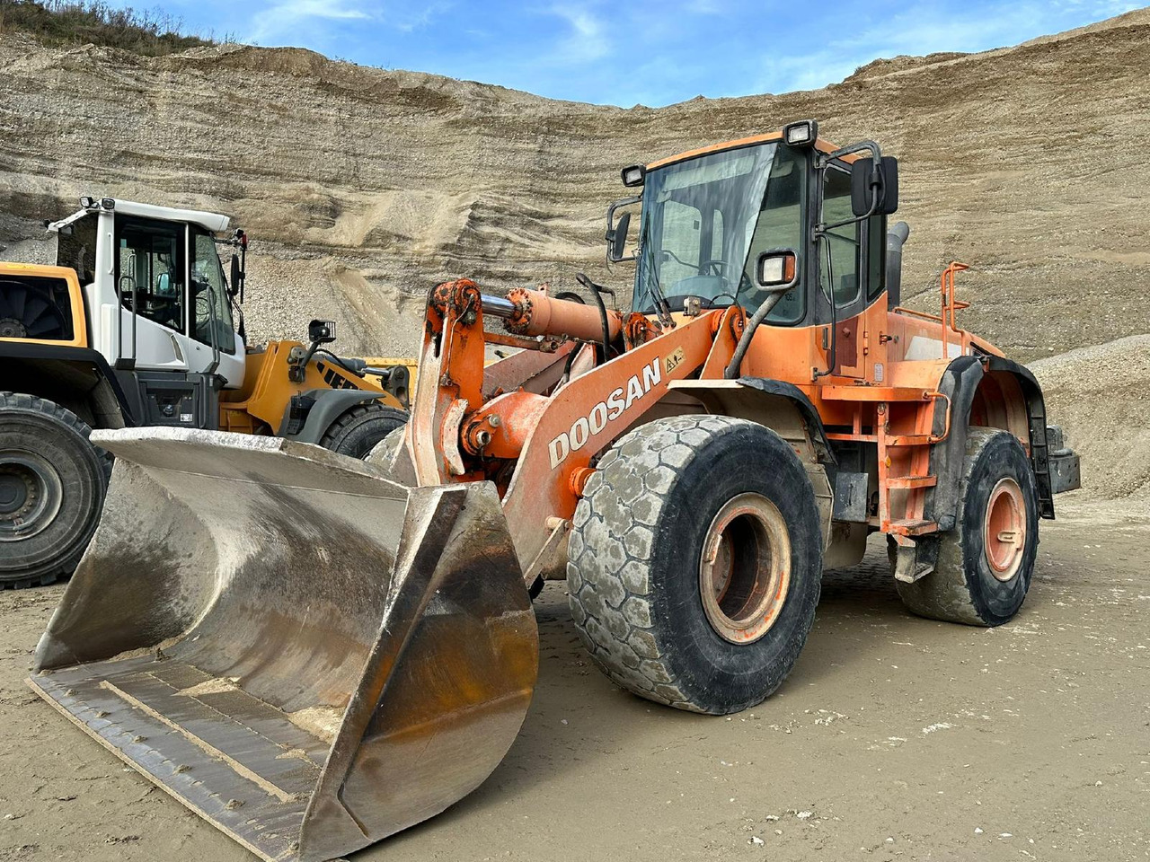 Doosan DL 300 - 轮式装载机:图1 Doosan DL 300 - 轮式装载机:图1