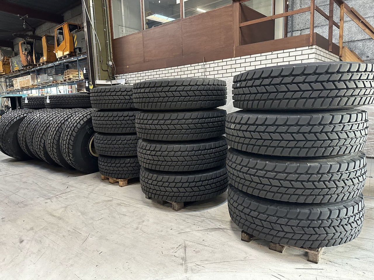Liebherr Crane Tires/Rims for sale - 轮胎 适用于 移动式起重机:图2 Liebherr Crane Tires/Rims for sale - 轮胎 适用于 移动式起重机:图2