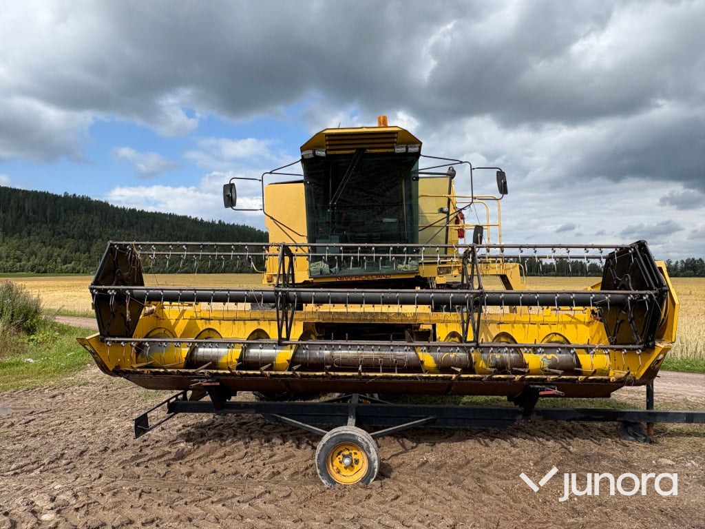 Skördetröska New Holland TX32 - 联合收割机:图2 Skördetröska New Holland TX32 - 联合收割机:图2