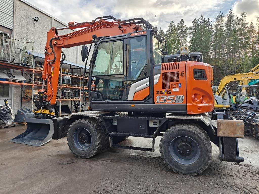 Hitachi ZX135W-7 VARUSTELTU - 轮式挖掘机:图2 Hitachi ZX135W-7 VARUSTELTU - 轮式挖掘机:图2