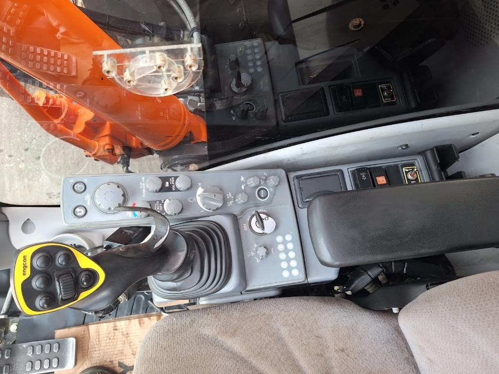 履带式挖掘机 Hitachi ZX225USLC-5 PYÖRITTÄJÄLLÄ：图16