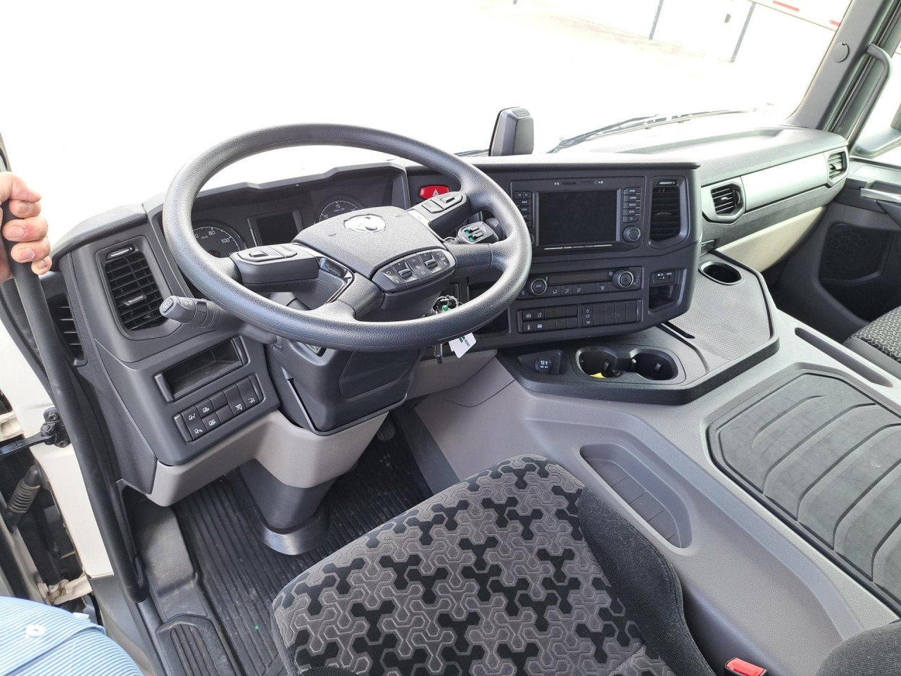 SCANIA SCANIA P280 4x2 Fourgon Hayon - 驾驶室底盘卡车:图2 SCANIA SCANIA P280 4x2 Fourgon Hayon - 驾驶室底盘卡车:图2