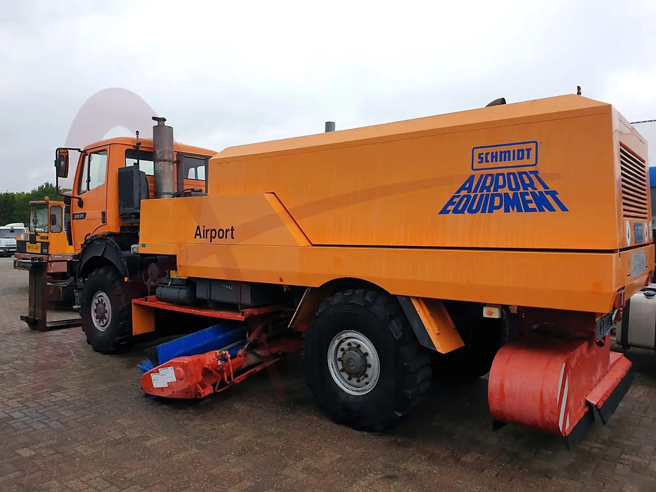MERCEDES SCHMIDT SK2031/CJS9 - 道路清扫机:图2 MERCEDES SCHMIDT SK2031/CJS9 - 道路清扫机:图2