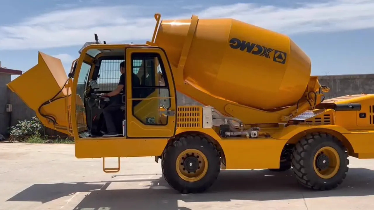 XCMG Official 4 cubic meters Self Loading Rough Terrain Concrete Mixers for Sale - 混凝土搅拌车:图1 XCMG Official 4 cubic meters Self Loading Rough Terrain Concrete Mixers for Sale - 混凝土搅拌车:图1