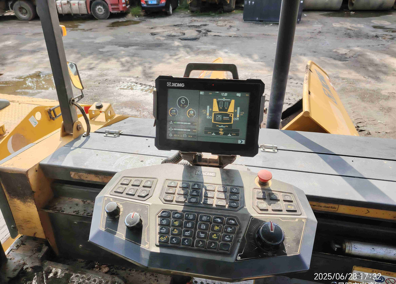 XCMG RP905HDIV used hydraulic mobile asphalt paver - 沥青铺路机:图4 XCMG RP905HDIV used hydraulic mobile asphalt paver - 沥青铺路机:图4