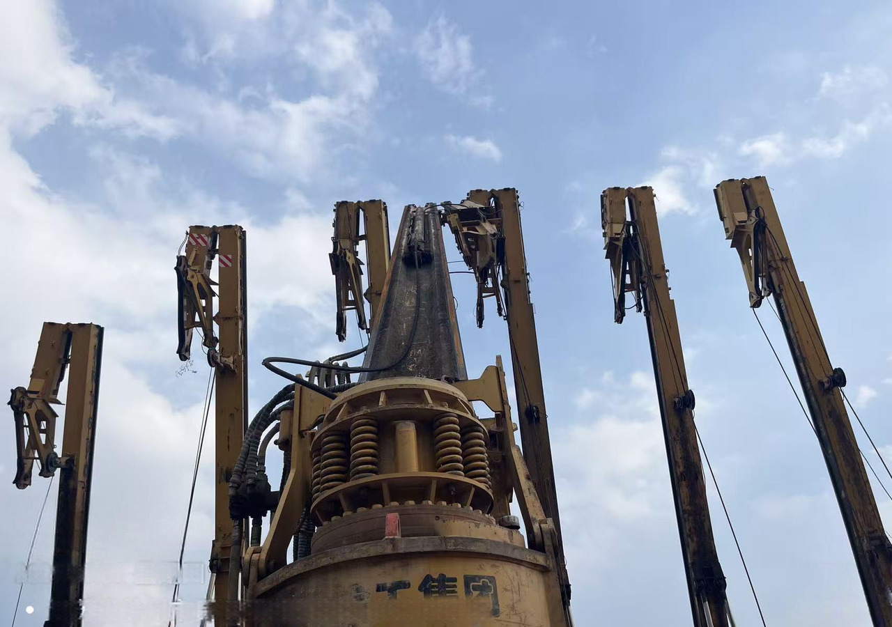XCMG XR180D used rotary drilling rig machine for sale - 钻机:图2 XCMG XR180D used rotary drilling rig machine for sale - 钻机:图2