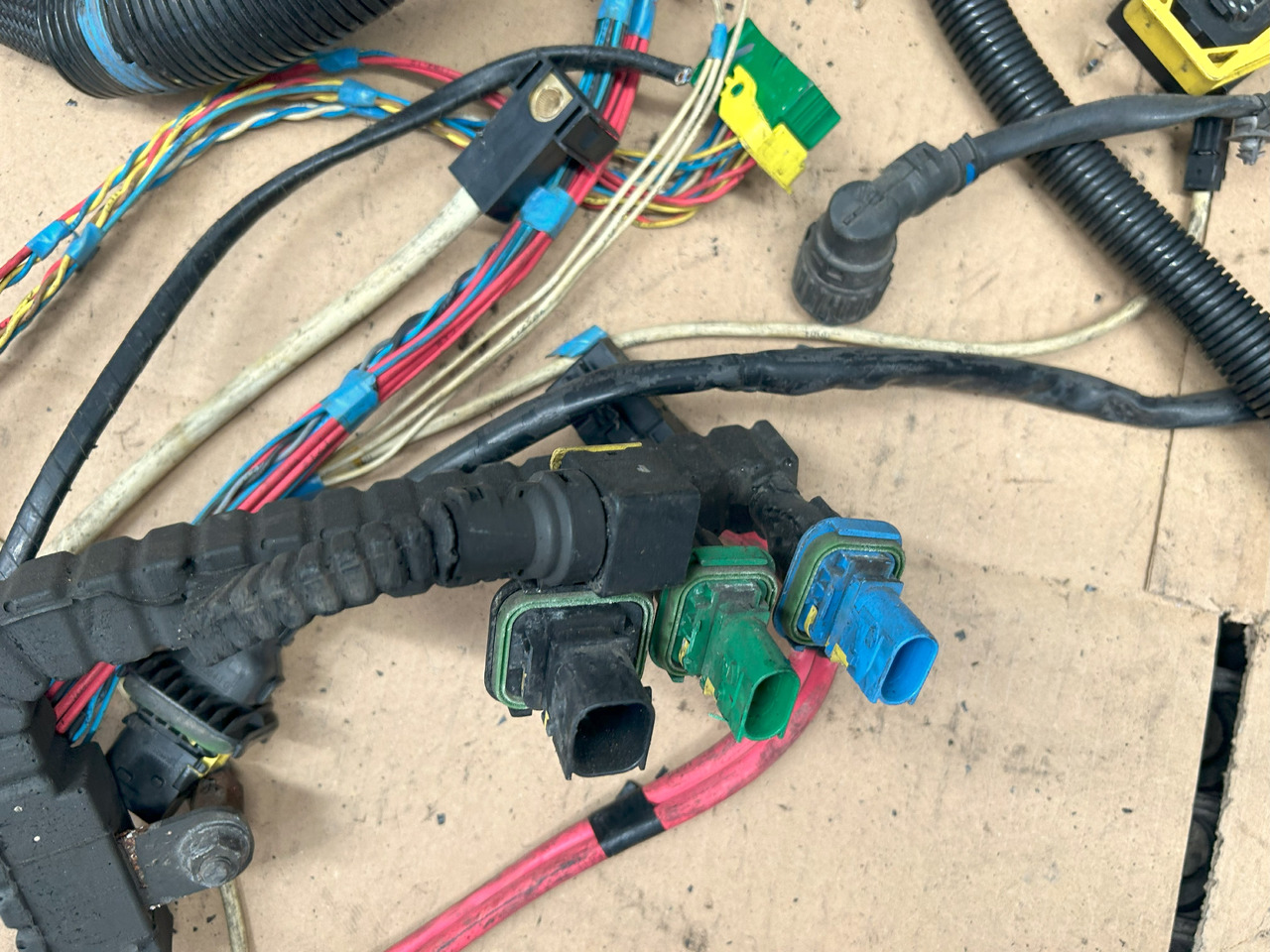 DAF XF 106 J3C ENGINE WIRING HARNESS - 电缆/ 线束:图3 DAF XF 106 J3C ENGINE WIRING HARNESS - 电缆/ 线束:图3