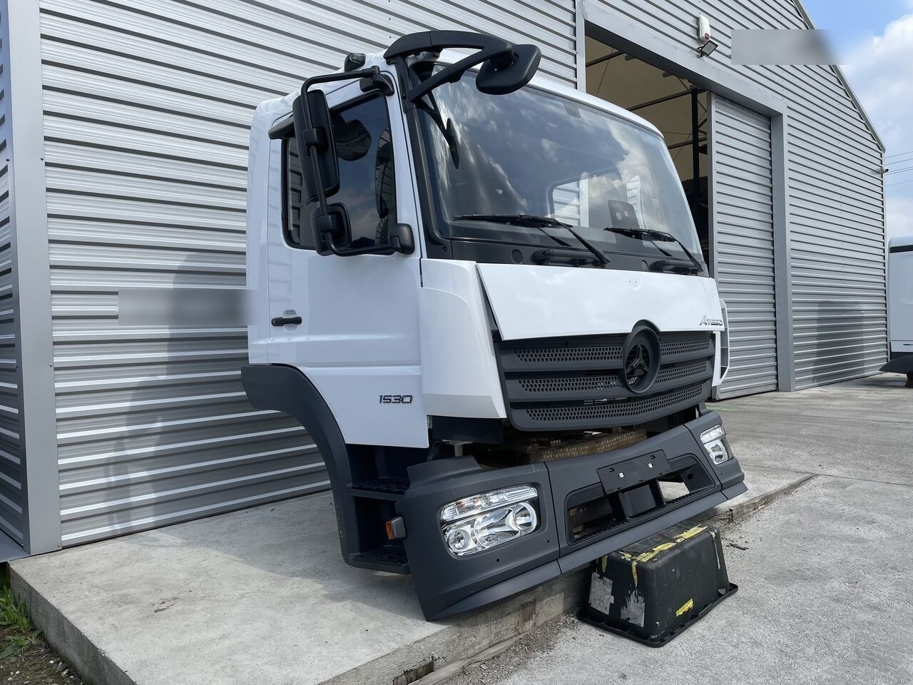FRONT BUMPER COMPLETE EXTRA COST 700EU Mercedes-Benz ATEGO Euro 6   Mercedes-Benz 1523 L, 1524 L, 1527 L, 1530 - 驾驶室 适用于 卡车:图2 FRONT BUMPER COMPLETE EXTRA COST 700EU Mercedes-Benz ATEGO Euro 6   Mercedes-Benz 1523 L, 1524 L, 1527 L, 1530 - 驾驶室 适用于 卡车:图2