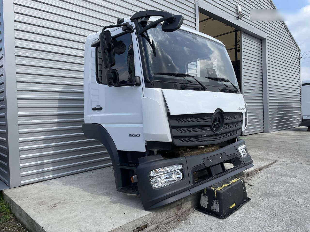 FRONT BUMPER COMPLETE EXTRA COST 800EU Mercedes-Benz ATEGO S-cab ClassicSpace, 2.30 m 2023   Mercedes-Benz ATEGO truck - 驾驶室 适用于 卡车:图2 FRONT BUMPER COMPLETE EXTRA COST 800EU Mercedes-Benz ATEGO S-cab ClassicSpace, 2.30 m 2023   Mercedes-Benz ATEGO truck - 驾驶室 适用于 卡车:图2