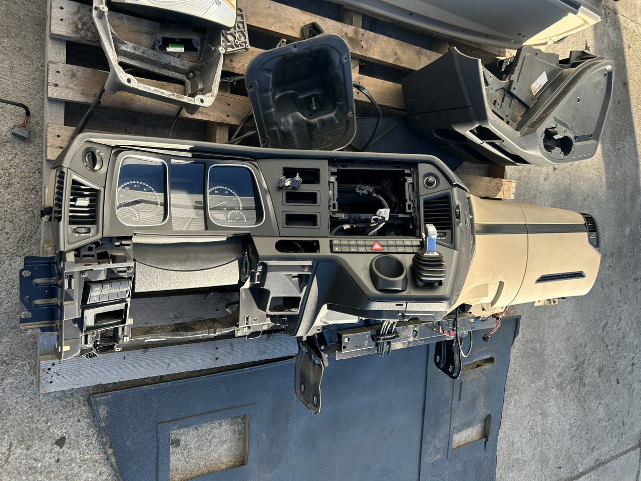 MERCEDES-BENZ KOMPLETNA PRZEKŁADKA WNĘTRZA - DESKA KONSOLA DO ANGLIKA MERCEDES ACTROS MP4 L STREAM SPACE - 驾驶室:图5 MERCEDES-BENZ KOMPLETNA PRZEKŁADKA WNĘTRZA - DESKA KONSOLA DO ANGLIKA MERCEDES ACTROS MP4 L STREAM SPACE - 驾驶室:图5