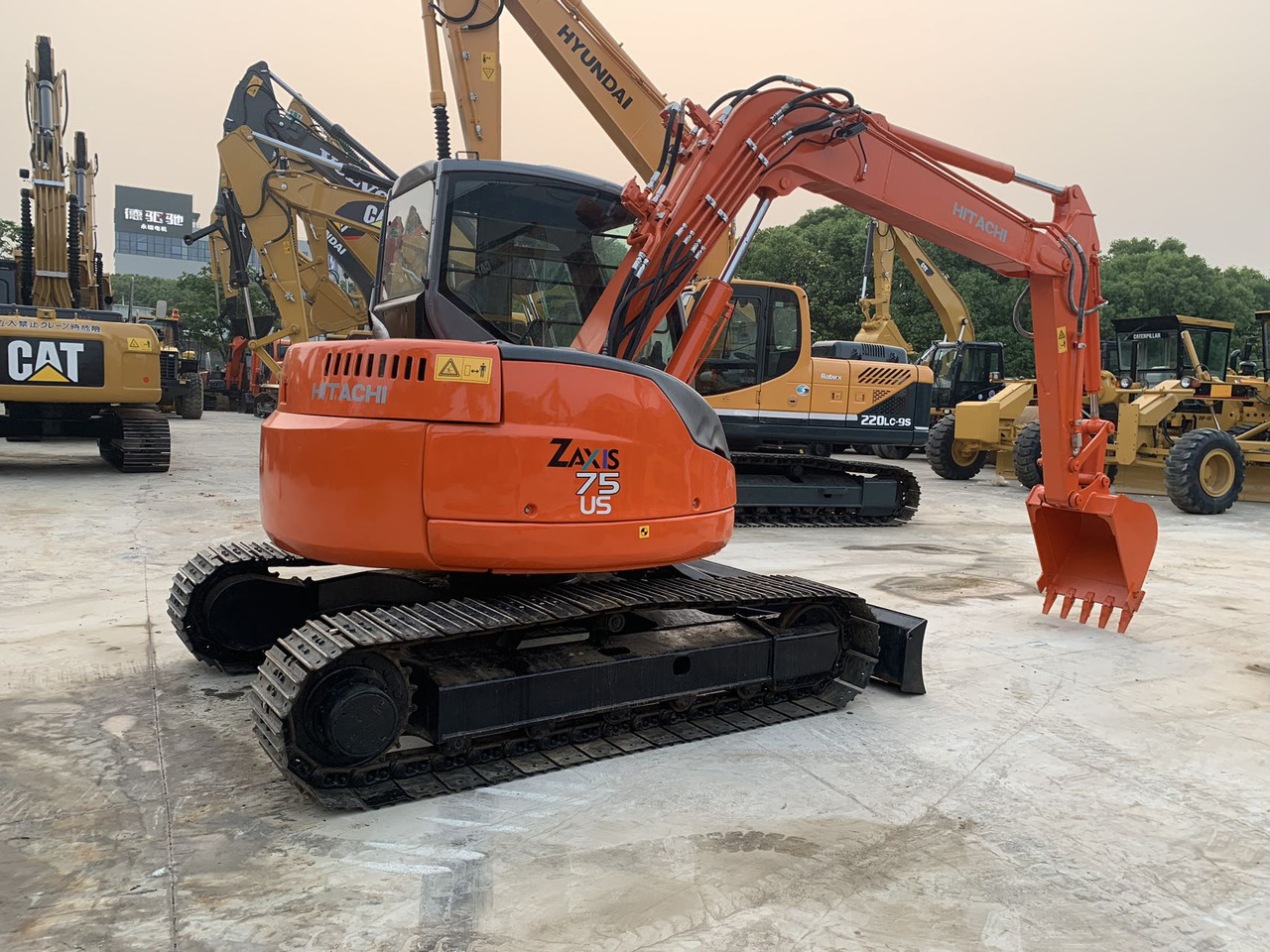 Hitachi Tracked Excavator ZX75 with Blade Dozer - 履带式挖掘机:图1 Hitachi Tracked Excavator ZX75 with Blade Dozer - 履带式挖掘机:图1