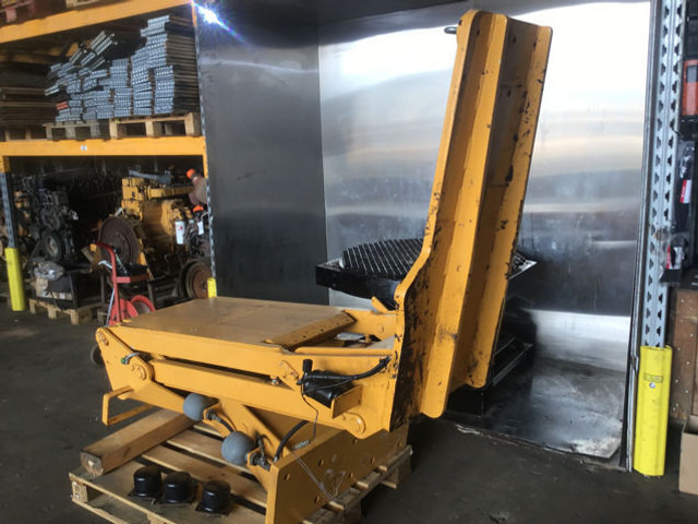 Liebherr A902 INDUSTRIAL / A902 Li / A904 INDUSTRIAL / A904 Li / A912 Li / A914 Li / A914B Li / A922 Li / A924 li - 驾驶室和内部:图1 Liebherr A902 INDUSTRIAL / A902 Li / A904 INDUSTRIAL / A904 Li / A912 Li / A914 Li / A914B Li / A922 Li / A924 li - 驾驶室和内部:图1