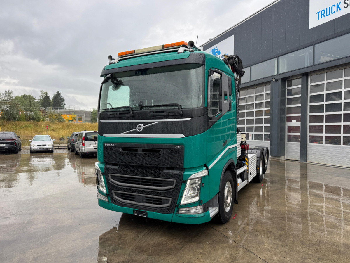 VOLVO FH-540 6x2 Tajfun L300Z - 木材运输车, 起重车:图1 VOLVO FH-540 6x2 Tajfun L300Z - 木材运输车, 起重车:图1