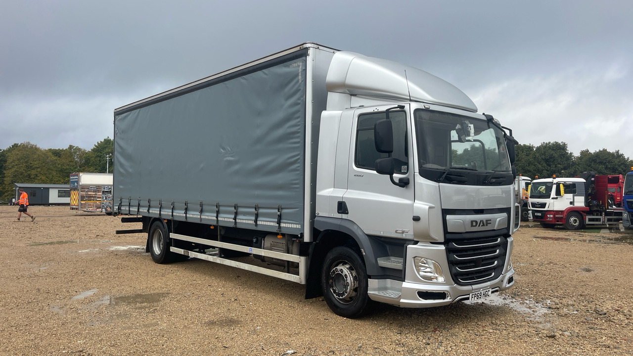 Daf CF 260 - 侧帘卡车:图1 Daf CF 260 - 侧帘卡车:图1