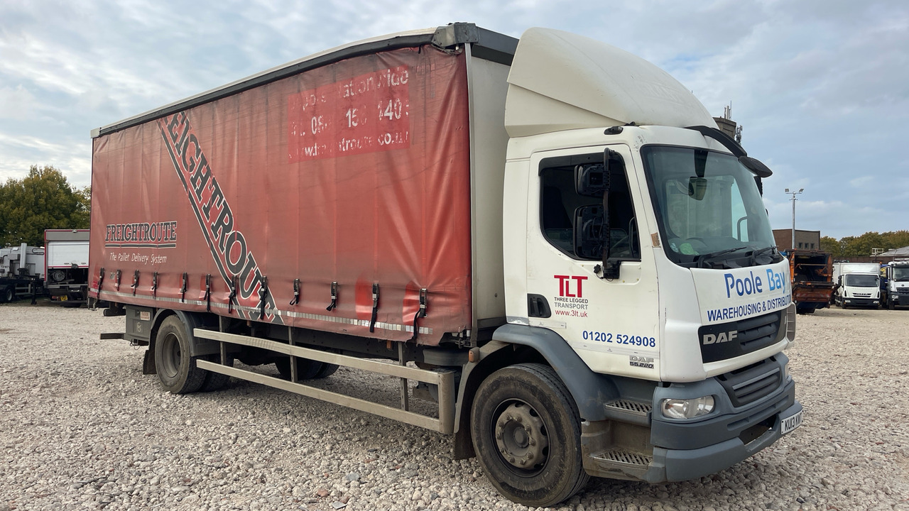 Daf LF 55.220 - 侧帘卡车:图1 Daf LF 55.220 - 侧帘卡车:图1