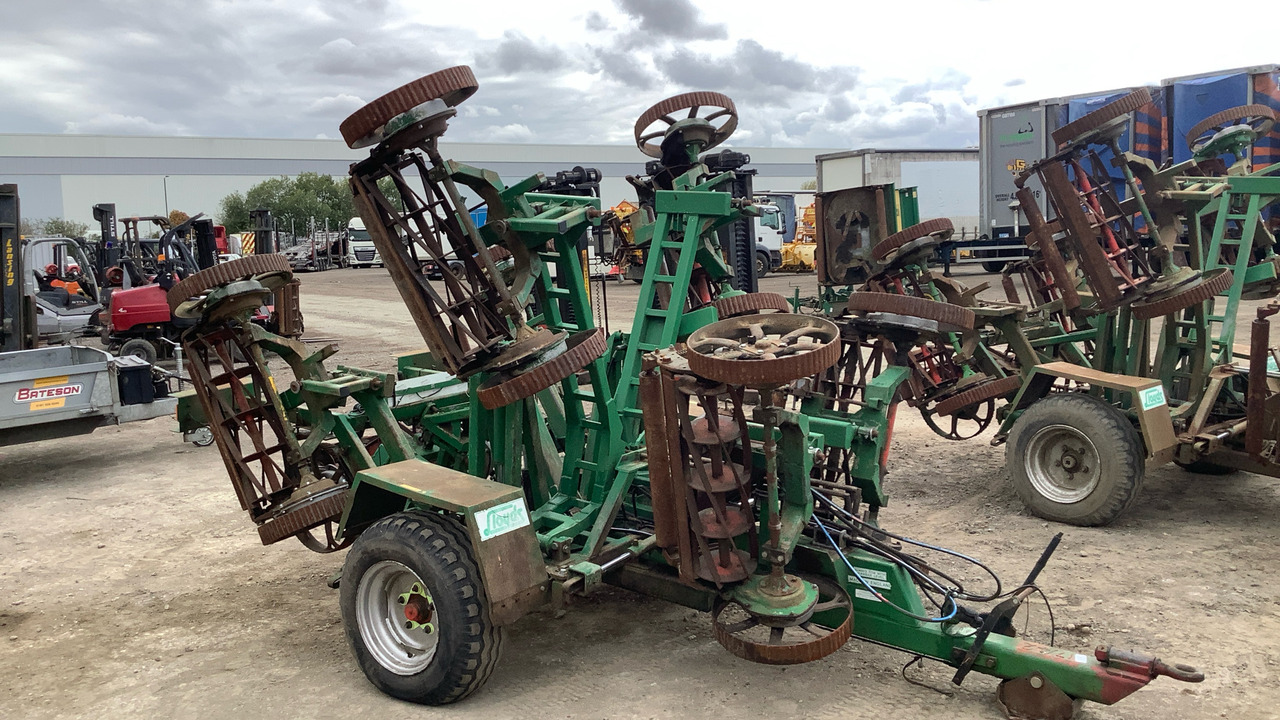 LLOYDS LEDA TRAILED 7 GANG MOWER - 建筑设备:图1 LLOYDS LEDA TRAILED 7 GANG MOWER - 建筑设备:图1