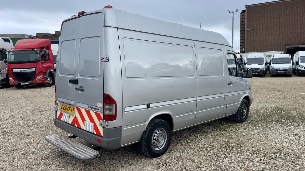 MERCEDES SPRINTER 316 CDI - 无侧窗厢式货车:图4 MERCEDES SPRINTER 316 CDI - 无侧窗厢式货车:图4