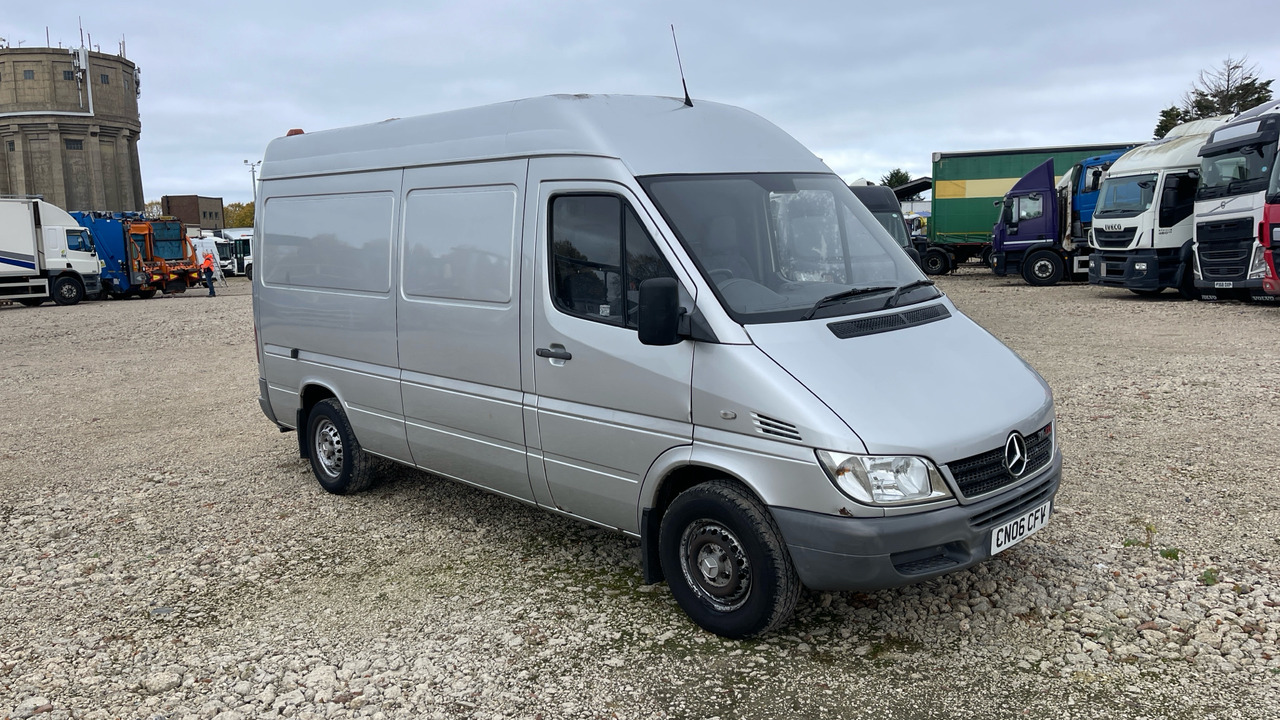 MERCEDES SPRINTER 316 CDI - 无侧窗厢式货车:图1 MERCEDES SPRINTER 316 CDI - 无侧窗厢式货车:图1