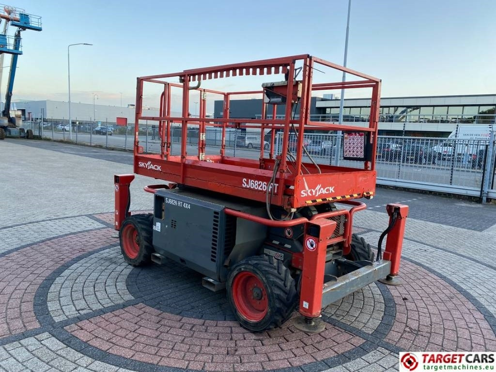 SkyJack SJ6826RT Diesel 4x4 Scissor 6826 Work Lift 992cm - 剪式升降机:图2 SkyJack SJ6826RT Diesel 4x4 Scissor 6826 Work Lift 992cm - 剪式升降机:图2