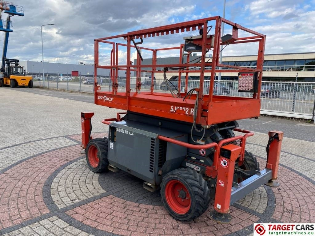 SkyJack SJ6832RT Diesel 4x4 Scissor 6832 Work Lift 1180cm - 剪式升降机:图2 SkyJack SJ6832RT Diesel 4x4 Scissor 6832 Work Lift 1180cm - 剪式升降机:图2
