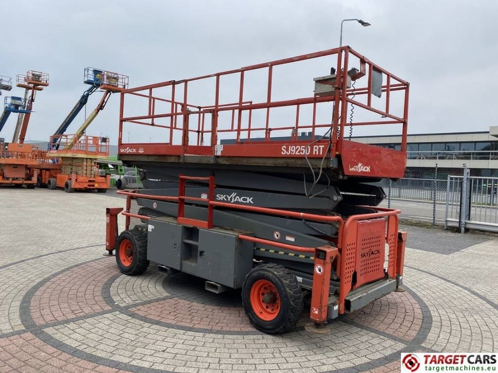SkyJack SJ9250 RT Diesel 4x4 Scissor Work Lift 1720cm - 剪式升降机:图2 SkyJack SJ9250 RT Diesel 4x4 Scissor Work Lift 1720cm - 剪式升降机:图2
