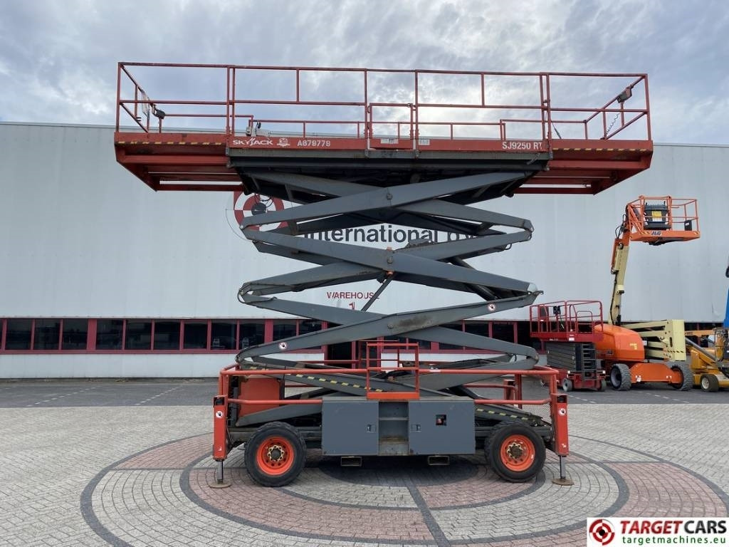 SkyJack SJ9250 RT Diesel 4x4 Scissor Work Lift 1720cm - 剪式升降机:图5 SkyJack SJ9250 RT Diesel 4x4 Scissor Work Lift 1720cm - 剪式升降机:图5