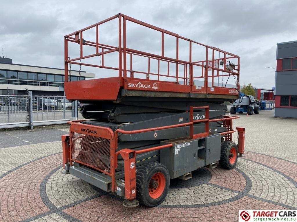 SkyJack SJ9250RT Diesel 4x4 Scissor Work Lift 1720cm - 剪式升降机:图3 SkyJack SJ9250RT Diesel 4x4 Scissor Work Lift 1720cm - 剪式升降机:图3