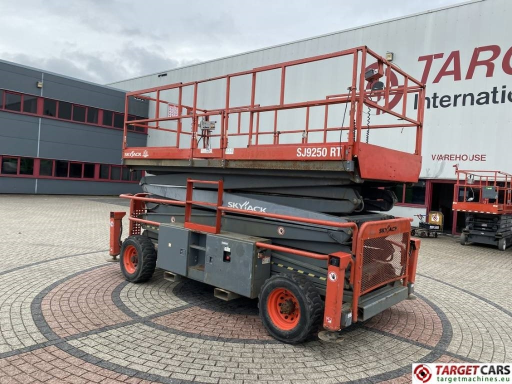 SkyJack SJ9250RT Diesel 4x4 Scissor Work Lift 1720cm - 剪式升降机:图4 SkyJack SJ9250RT Diesel 4x4 Scissor Work Lift 1720cm - 剪式升降机:图4