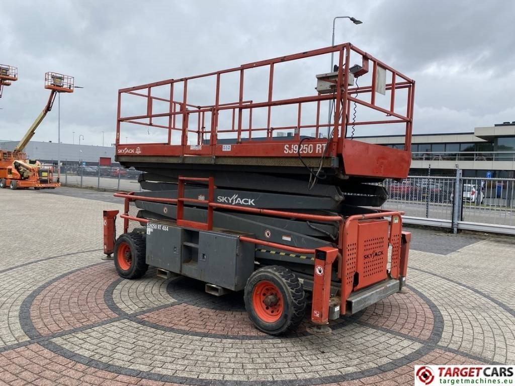 SkyJack SJ9250RT Diesel 4x4 Scissor Work Lift 1720cm - 剪式升降机:图2 SkyJack SJ9250RT Diesel 4x4 Scissor Work Lift 1720cm - 剪式升降机:图2