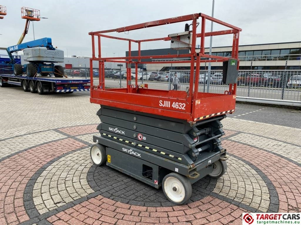 SkyJack SJIII-4632 Electric 4632 Scissor Work Lift 1170cm - 剪式升降机:图2 SkyJack SJIII-4632 Electric 4632 Scissor Work Lift 1170cm - 剪式升降机:图2